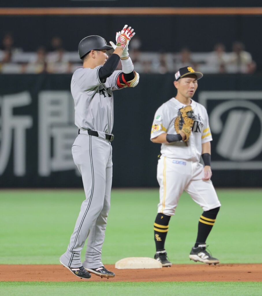 １回２死満塁、左翼へ走者一掃の二塁打を放つ坂本勇人（カメラ・小林　泰斗）