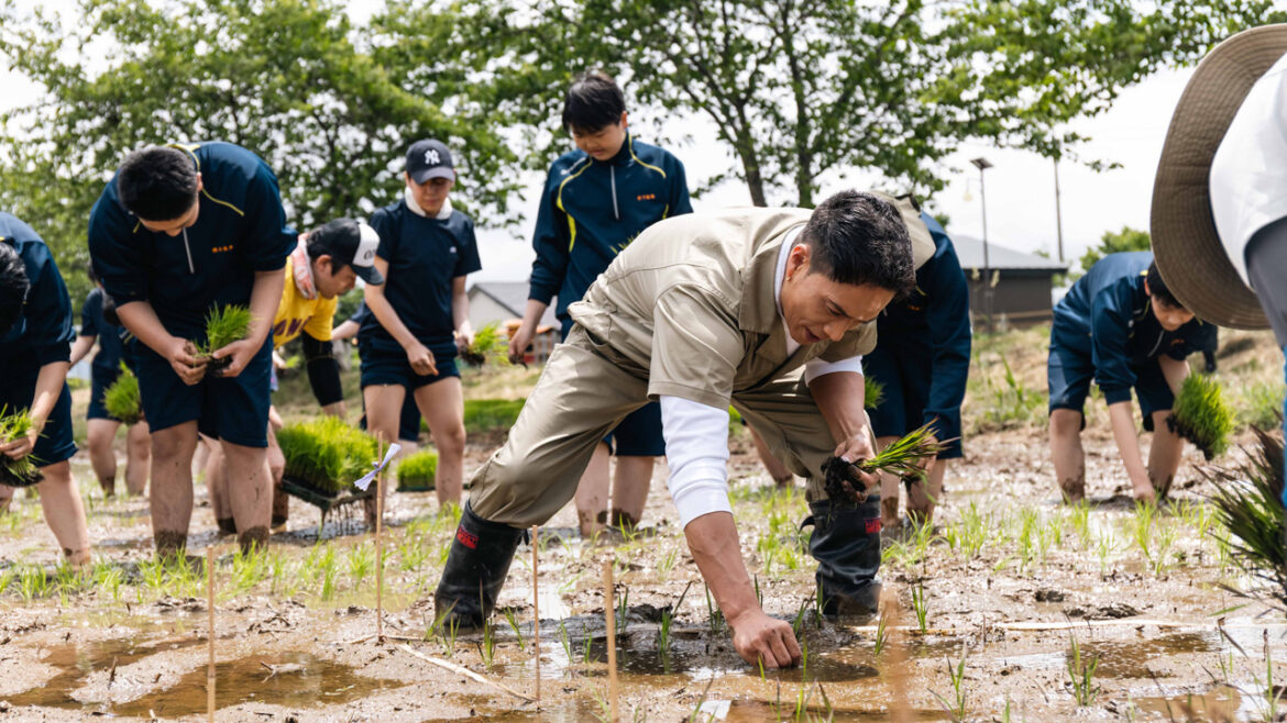 市原隼人 青森「弥生の里」にサプライズで田植え！『おいしい給食 炎の修学旅行』2