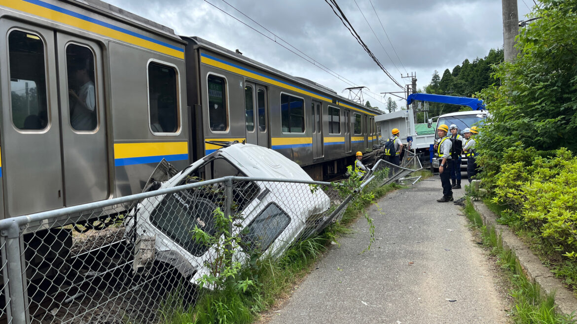 千葉・山武市の踏切でJR総武本線の電車とダンプカーが衝突　ダンプカー運転手の男性（40代）が重傷　運転再開は午後2時ごろの見込み（TBS NEWS DIG Powered by JNN）