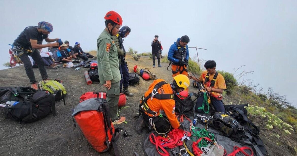 インドネシア火山で滑落したブラジル旅行者、遺体で発見される。4日間救助活動が続けられていた - ハフポスト