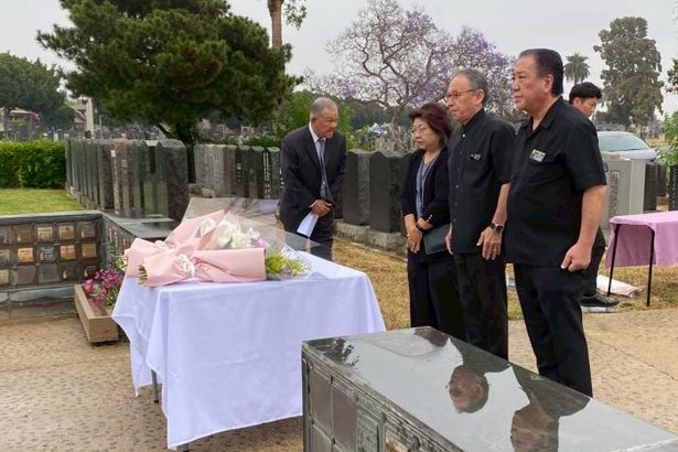 デニー沖縄県知事、日系移民の記念墓地に献花　米ロサンゼルス