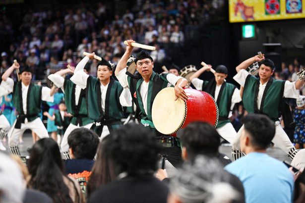 力強い演舞、会場にぎわう　「エイサーナイト2025」　沖縄市で開幕