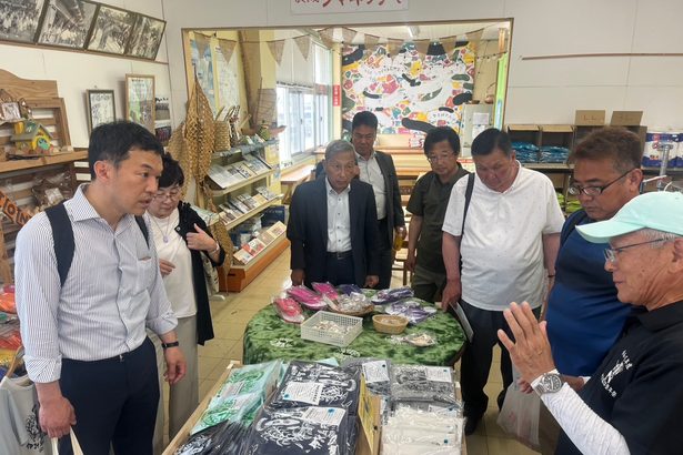 島根県から伊計島視察　地域づくりのヒント学ぶ　浜田市議会８人
