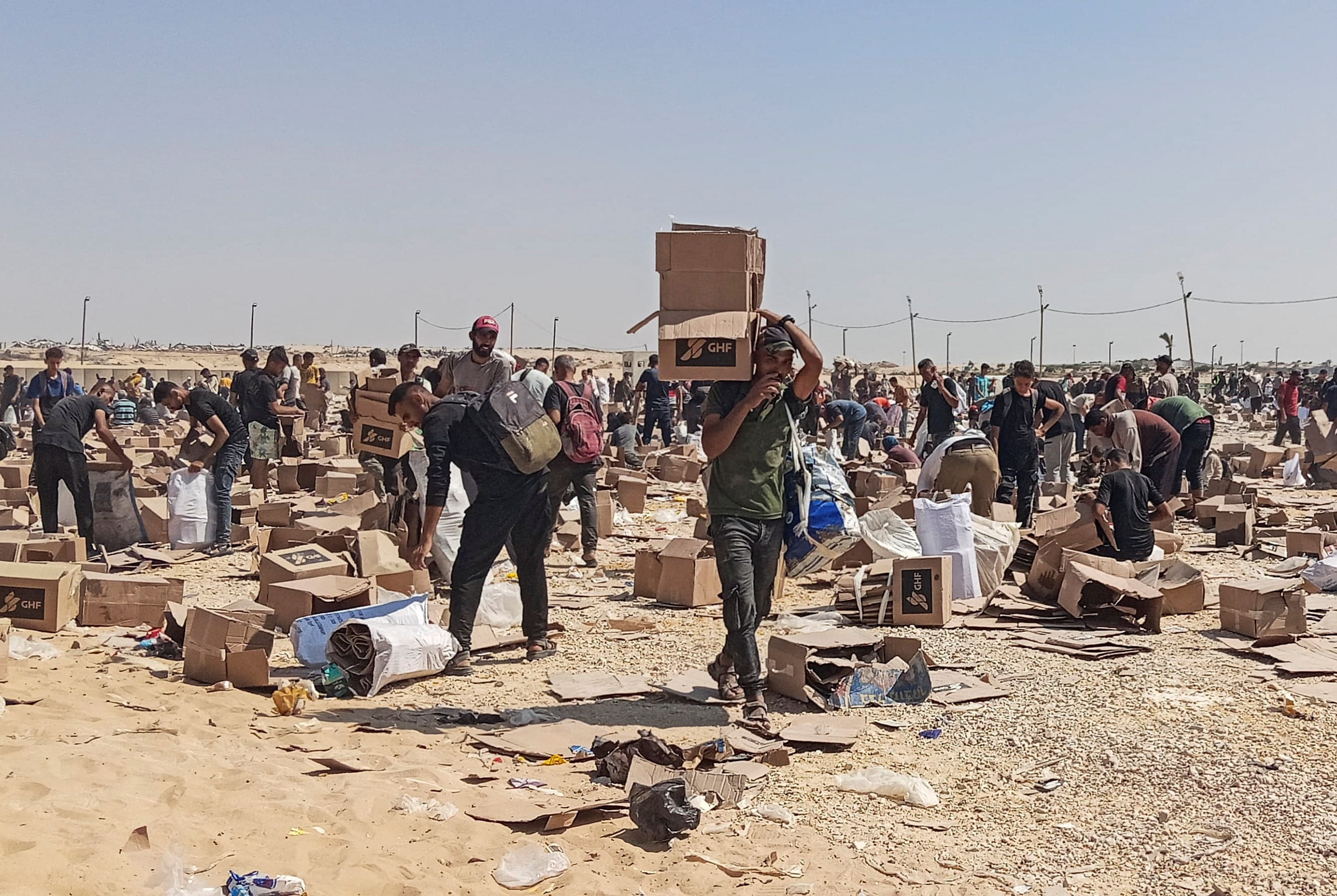 イスラエル軍がガザ攻撃、16人死亡　6日に支援活動再開も