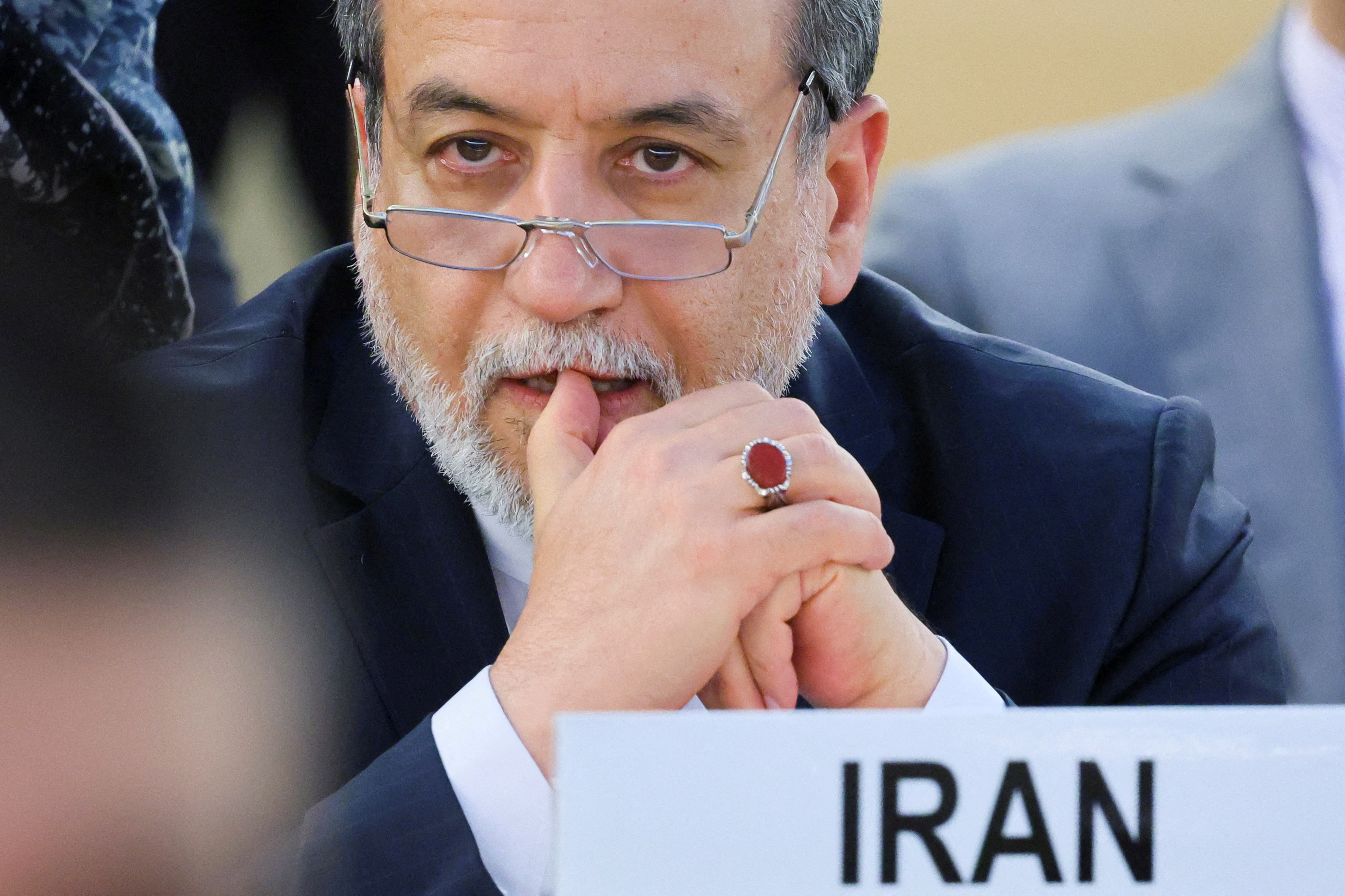 イラン、外相をロシアに派遣　プーチン大統領に支援要請へ
