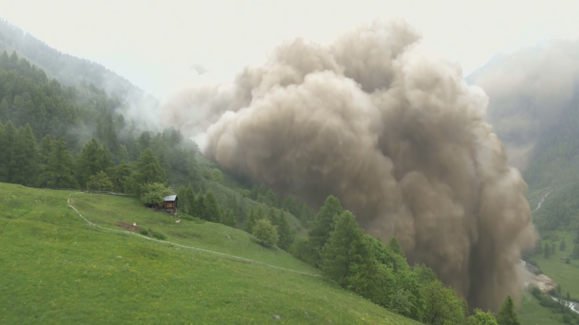 スイス南部ヴァレー（ヴァリス）州のブラッテン村は5月28日、大規模な地滑りで壊滅的な被害を受けた。写真は土砂流が巨大な煙を巻き上げながら集落めがけて流れていく瞬間