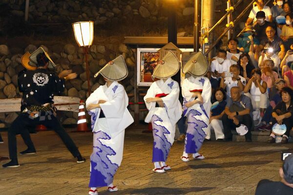 「おわら風の盆」で舞う踊り手（富山市）
