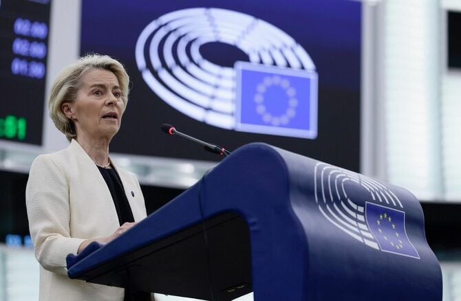 フランス・ストラスブールの欧州議会で行われた「ウクライナにおける公正で持続可能かつ包括的な平和のためのEU支援」に関する討論で発言するウルズラ・フォンデアライエン欧州委員会委員長