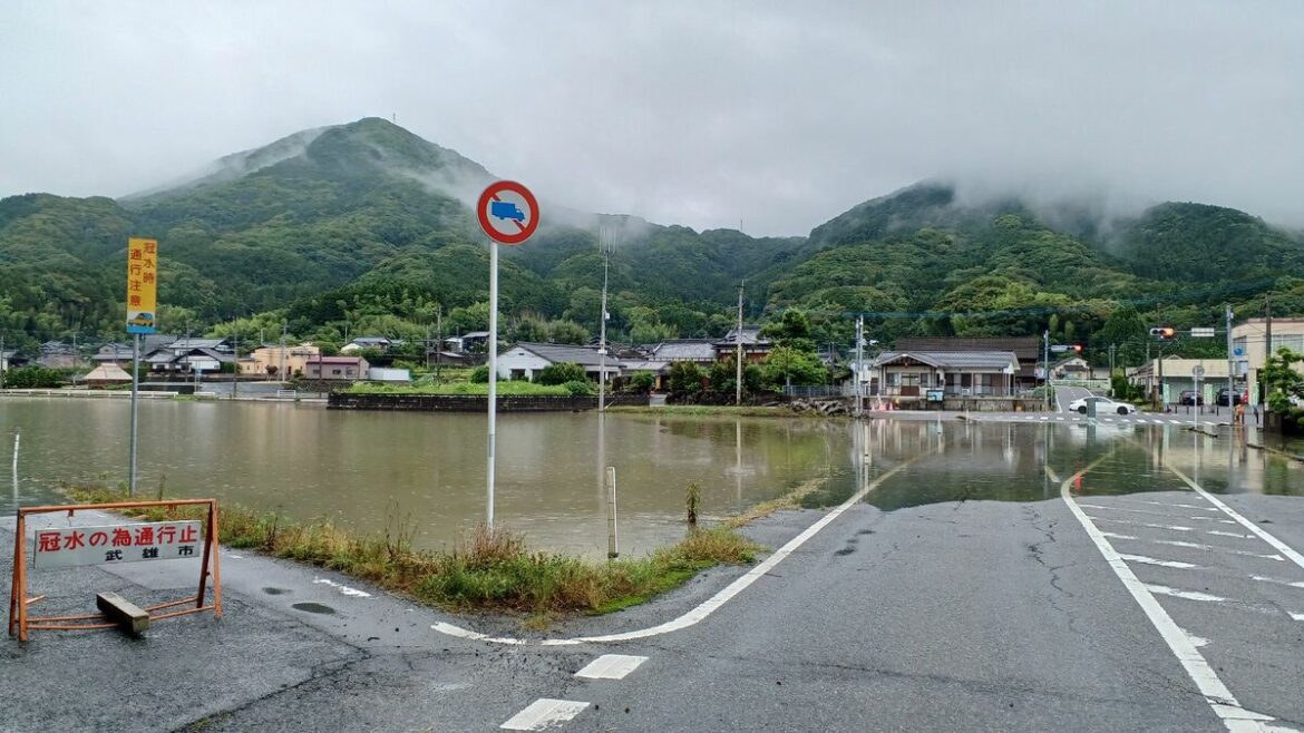【動画】佐賀県内で夕方まで激しい雨の恐れ 嬉野、武雄の３区間で冠水による通行止め 大町町で倒木も | 行政・社会 | 佐賀県のニュース - 佐賀新聞