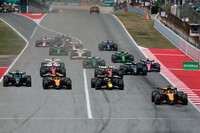 F1第9戦スペインGPのスタートシーン。ポールシッターのオスカー・ピアストリ（写真先頭）がトップのままターン1に進入、そのポジションを守り切って今シーズン5勝目を飾った。（Photo=Getty Images / Red Bull Content Pool）