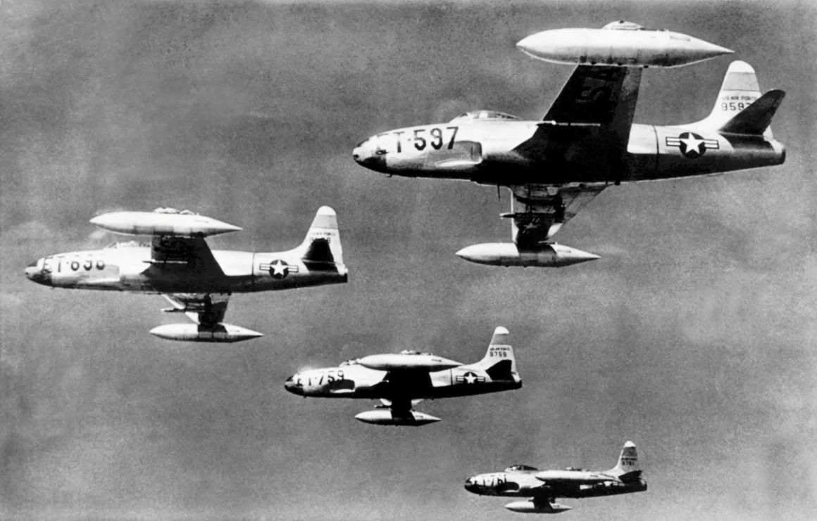 日本の基地から飛び立ち、朝鮮戦争の任務に参加するＦ８０戦闘機４機＝１９５０年７月１３日/Underwood Archives/Getty Images