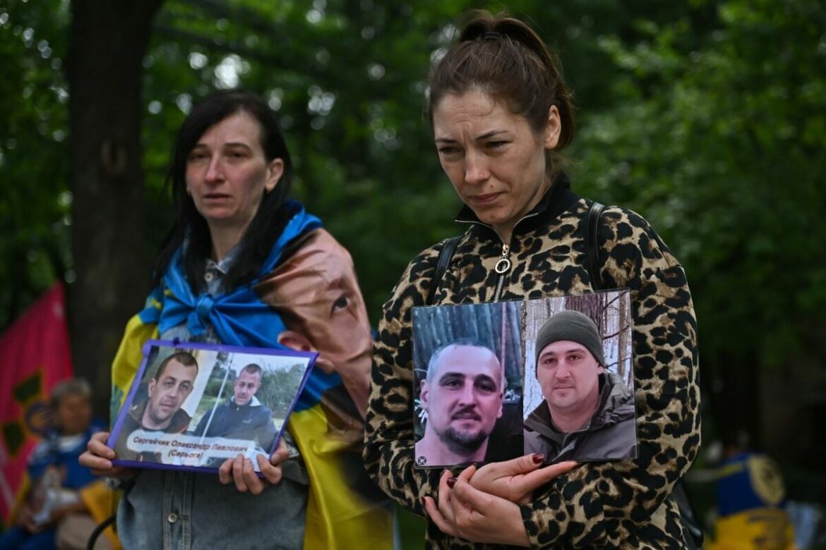 【密着取材】ウクライナ・ロシアの捕虜交換後、家族・友人が流した喜びと悲しみの涙 【写真ルポ】帰還兵が集まる病院前で繰り広げられたさまざまなドラマ(1/4) | JBpress (ジェイビープレス)