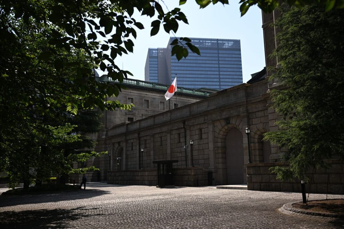日銀が物価見通しの上方修正を検討する見込み、食料上振れ-関係者 – Bloomberg 日銀が物価見通しの上方修正を検討する見込み、食料上振れ-関係者 - Bloomberg
