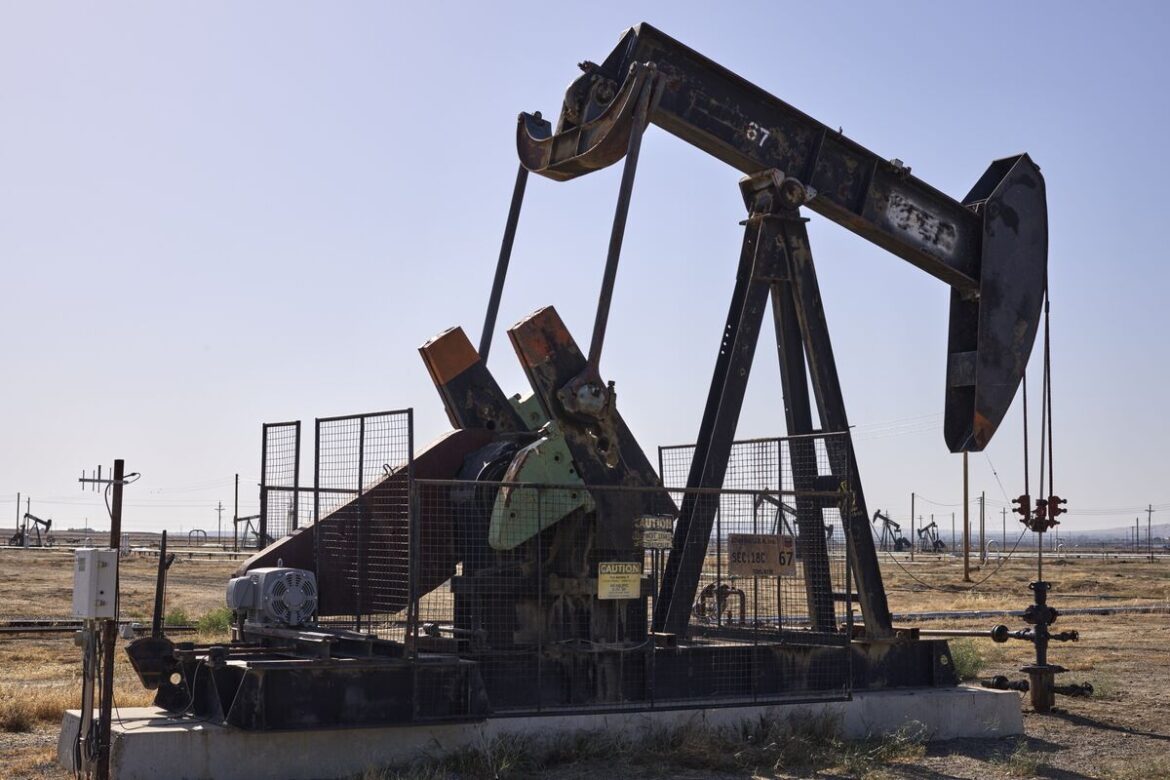 原油続落、トランプ氏の対ロシア圧力は供給に直ちに影響せずとの見方 – Bloomberg 原油続落、トランプ氏の対ロシア圧力は供給に直ちに影響せずとの見方 - Bloomberg