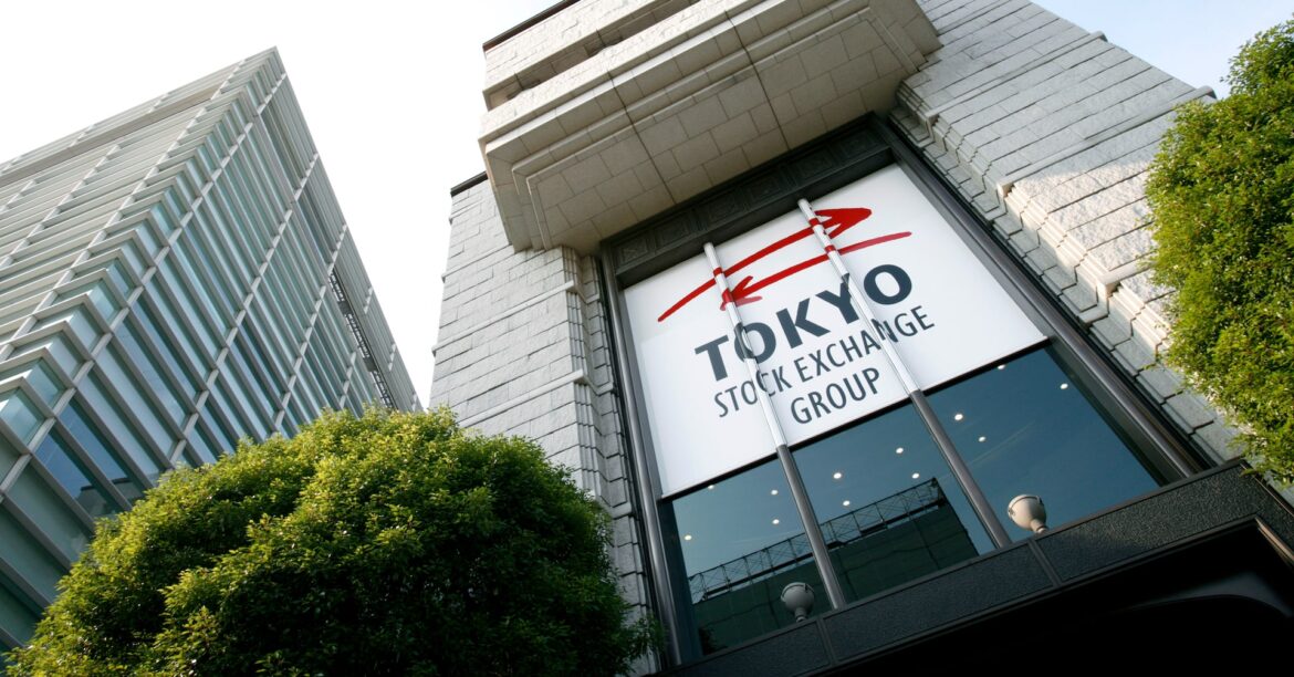 東京株式市場・前引け＝小幅に続落、半導体株安が重し　下げ渋りも | ロイター