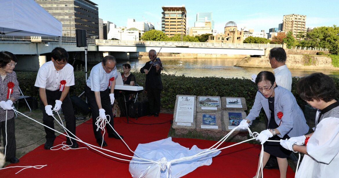 「再び繰り返されないよう」　19年ぶり原爆の絵碑設置で除幕式 ［写真特集1/4］ | 毎日新聞