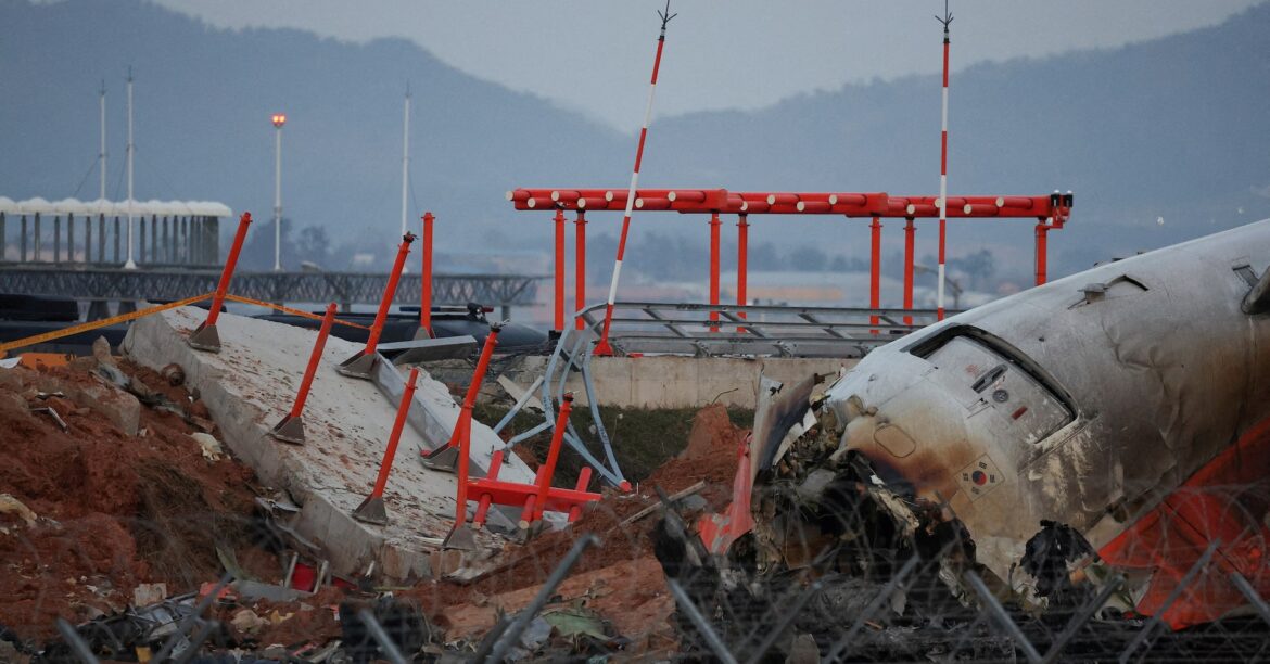 韓国機事故、鳥衝突後も飛行可能だった可能性　調査当局が報告書 | ロイター