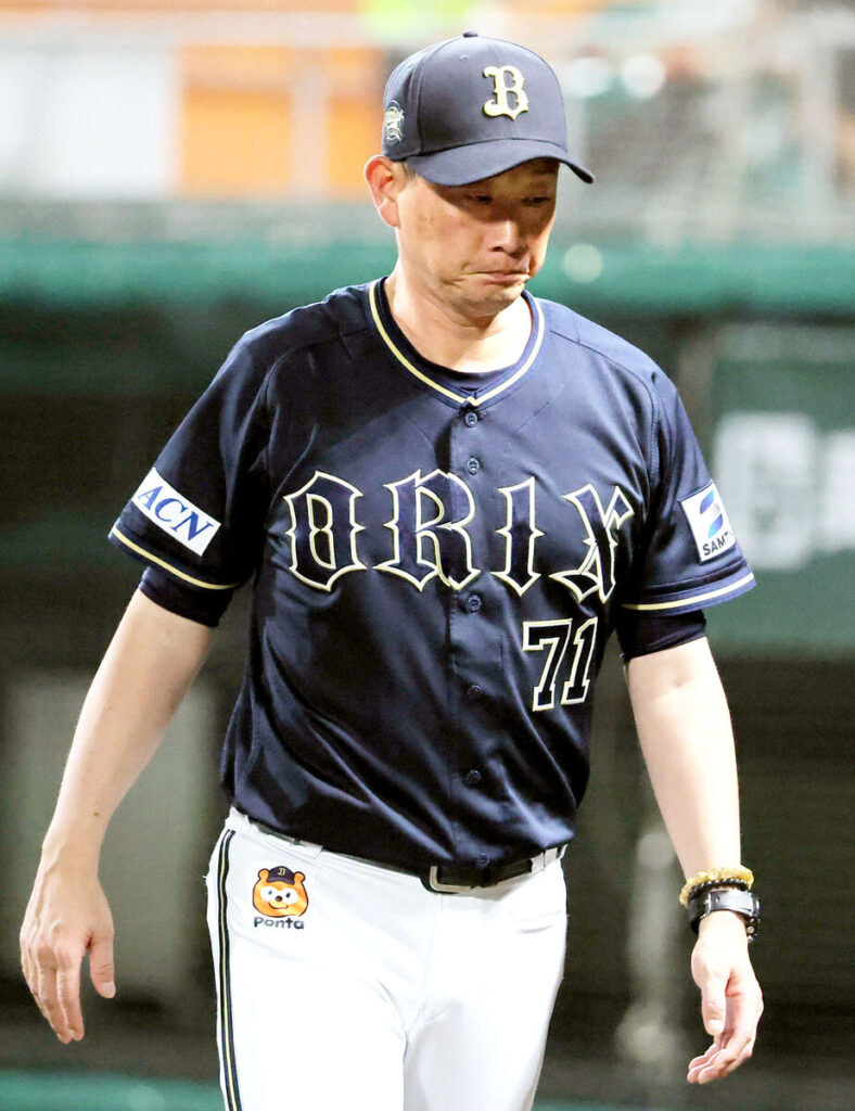 ８回、宮城大弥の交代を告げた岸田護監督（カメラ・朝田　秀司）