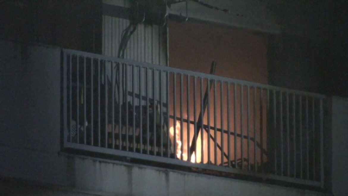 県営団地の一室から激しい炎…住宅密集地での火災に一時騒然 約3時間後に鎮火 島根県出雲市（BSS山陰放送） - Yahoo!ニュース - Yahoo!ニュース