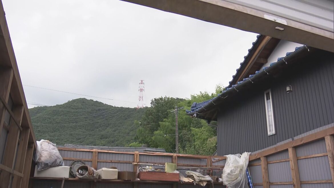 気象台「竜巻の可能性が高い」岐阜市で24棟が被害 室内にガラスが散乱…瓦や屋根などが吹き飛んだ住宅も けが人なし（CBCテレビ） - Yahoo!ニュース