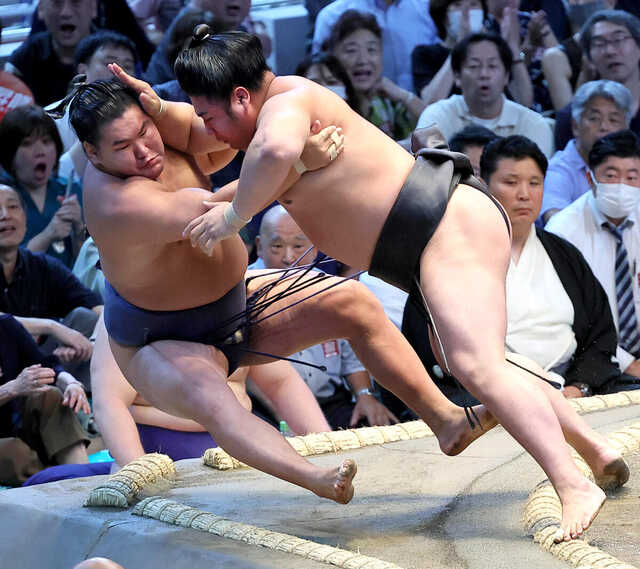 若元春（右）が豊昇龍を寄り切りで破る（カメラ・馬場　秀則）