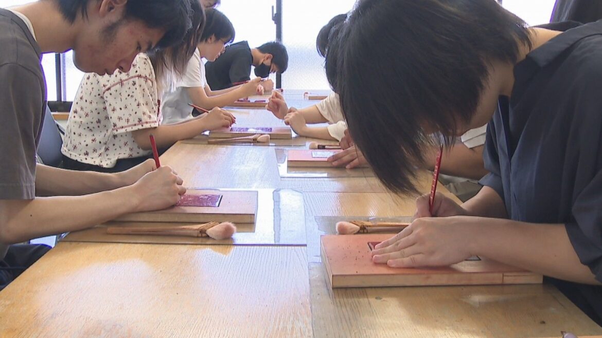 人間国宝などを講師に後継者を育成 「香川県漆芸研究所」でオープンキャンパス 実際に彫刻刀を使った体験も | KSBニュース | KSB瀬戸内海放送 人間国宝などを講師に後継者を育成 「香川県漆芸研究所」でオープンキャンパス 実際に彫刻刀を使った体験も | KSBニュース | KSB瀬戸内海放送