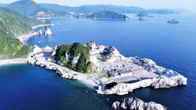 絶景!道の駅【10】白い海岸と紺碧の海はまさに日本のエーゲ海!和歌山県「道の駅 白崎海洋公園」 | TABIZINE~人生に旅心を~ 絶景!道の駅【10】白い海岸と紺碧の海はまさに日本のエーゲ海!和歌山県「道の駅 白崎海洋公園」 | TABIZINE~人生に旅心を~