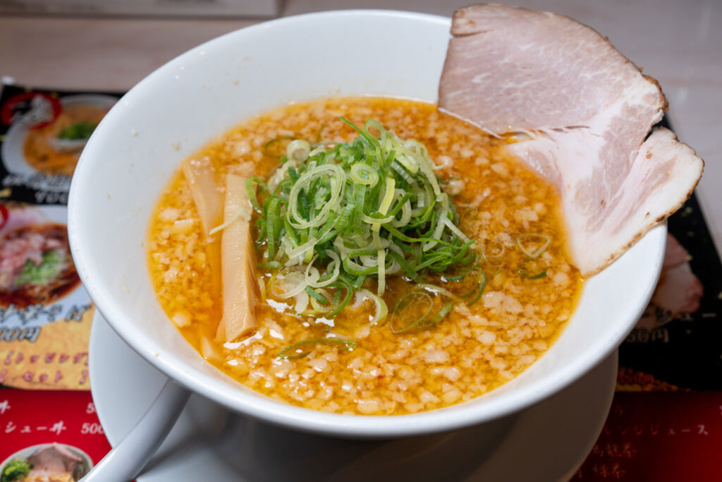 ラーメン店「麺や轍 小倉店」の「元祖背油醤油そば」画像
