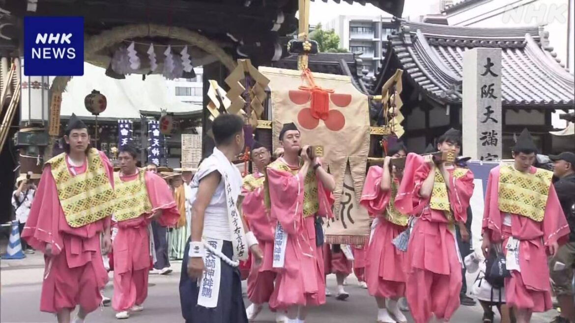 大阪 夏の風物詩 天神祭「陸渡御」 色とりどりの衣装で歩く | NHK