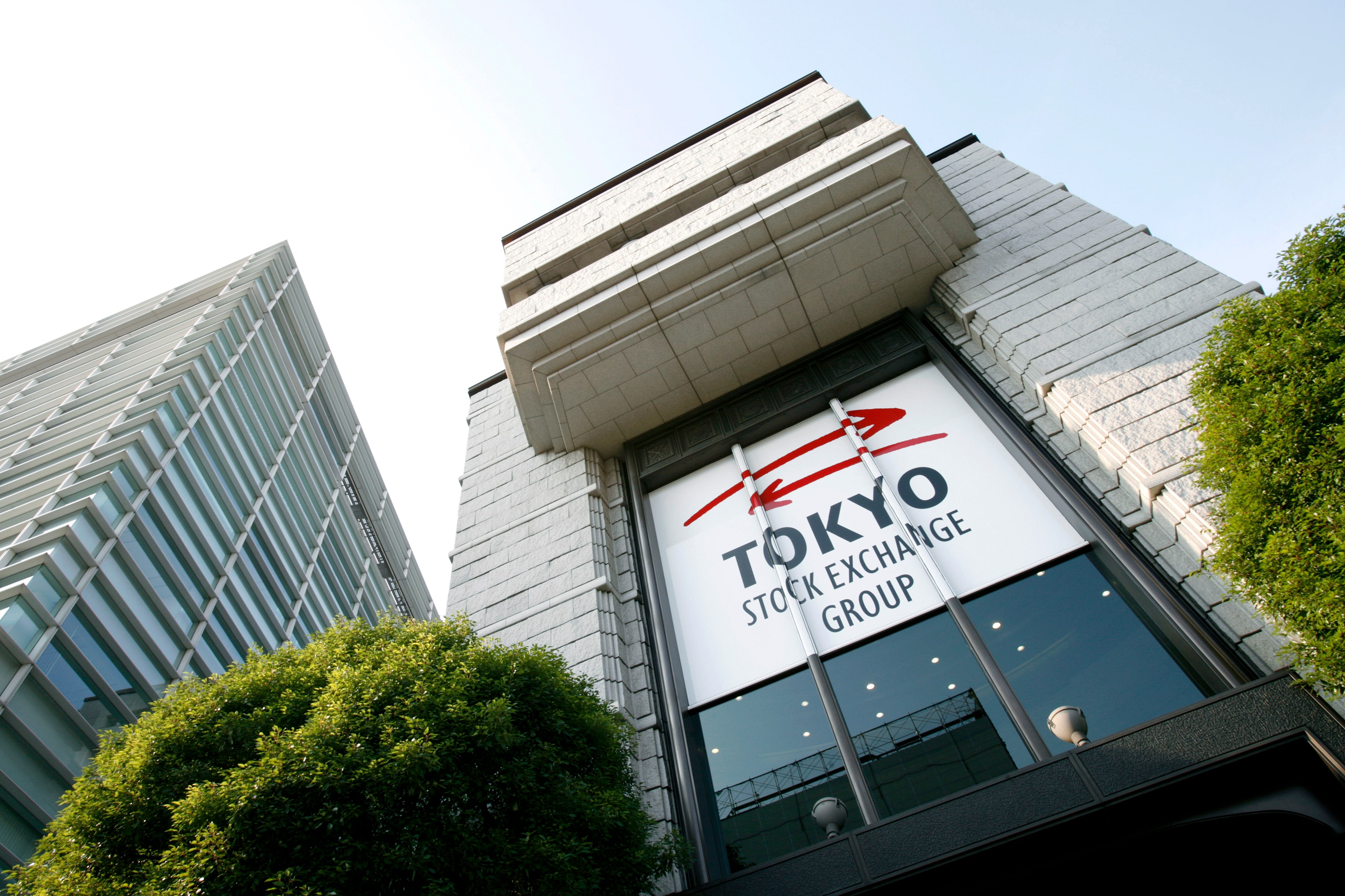 午前の日経平均は小幅に続落、半導体株安が重し　下げ渋りも