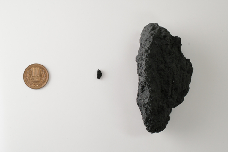 今回展示するレプリカ（左：実物大、右：10倍）(C)JAXA