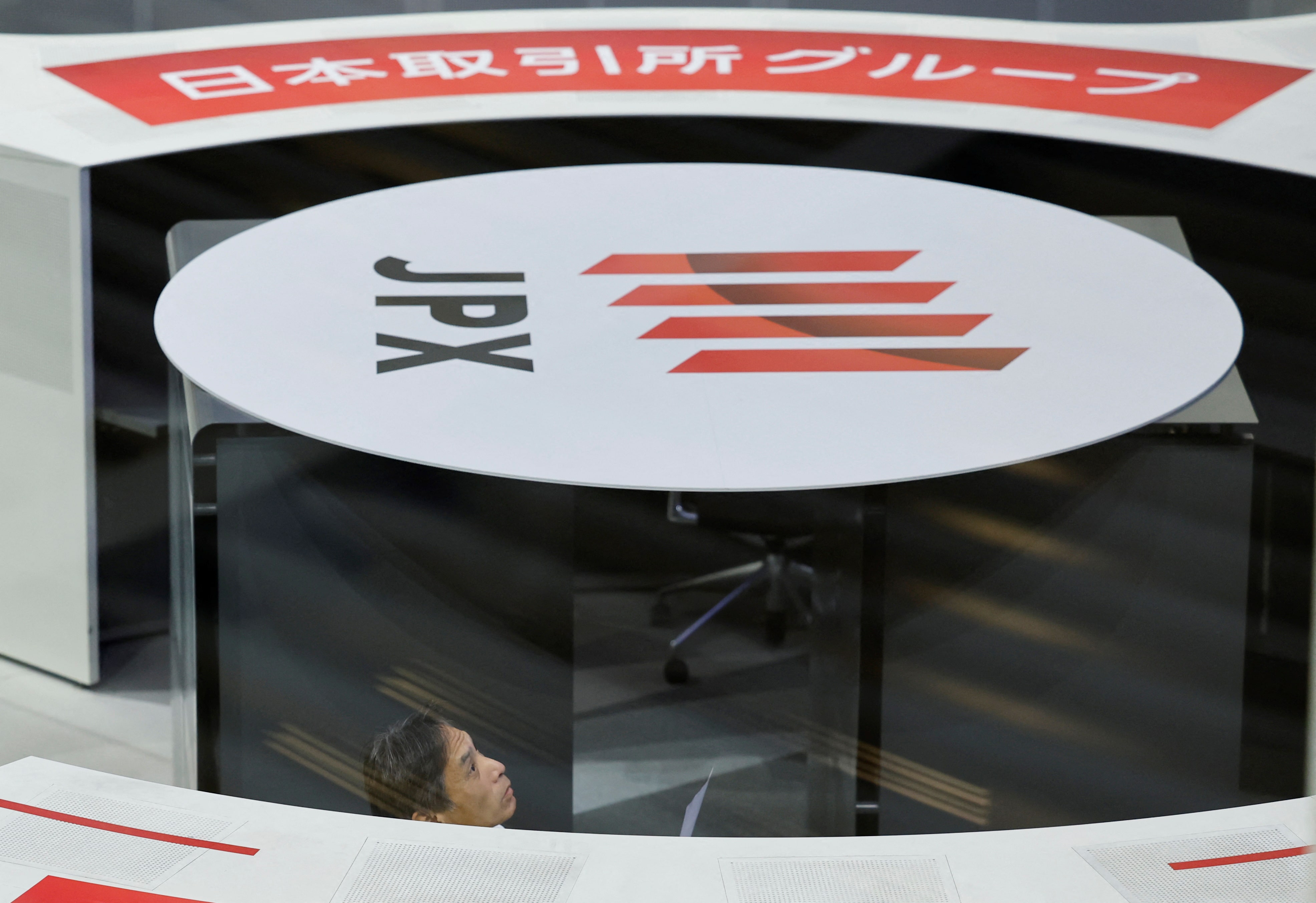 日経平均は6日ぶり反落、4万円割れ　日米交渉難航で短期的過熱感も