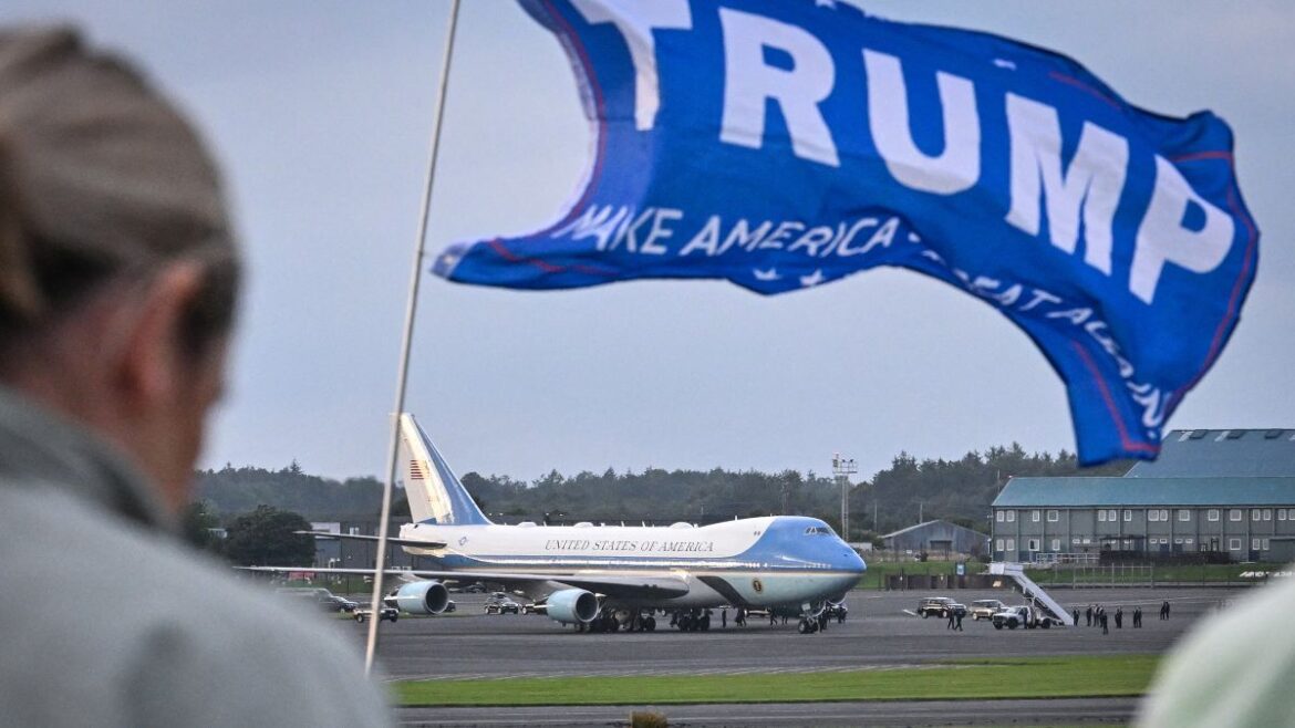 トランプ氏、ワシントンの論争逃れゴルフ三昧のスコットランド外遊へ - CNN.co.jp