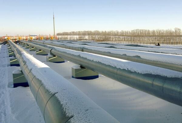 ロシア西部クルスク州スジャ周辺にある欧州向けガスパイプライン。写真は2009年1月のもの（写真：タス＝共同）