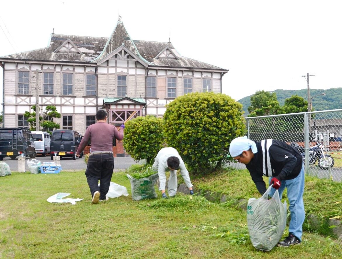 ゾンビランドサガ “聖地”　集結したファンが草刈り　唐津市歴史民俗資料館前の緑地 | まちの話題 | 佐賀県のニュース