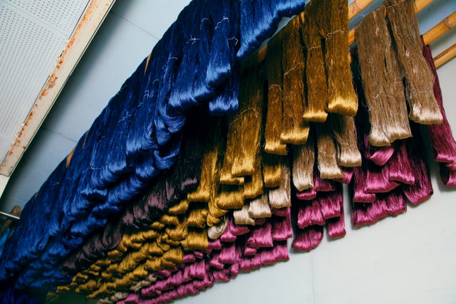 染めた糸を陰干し 染めた糸を陰干し