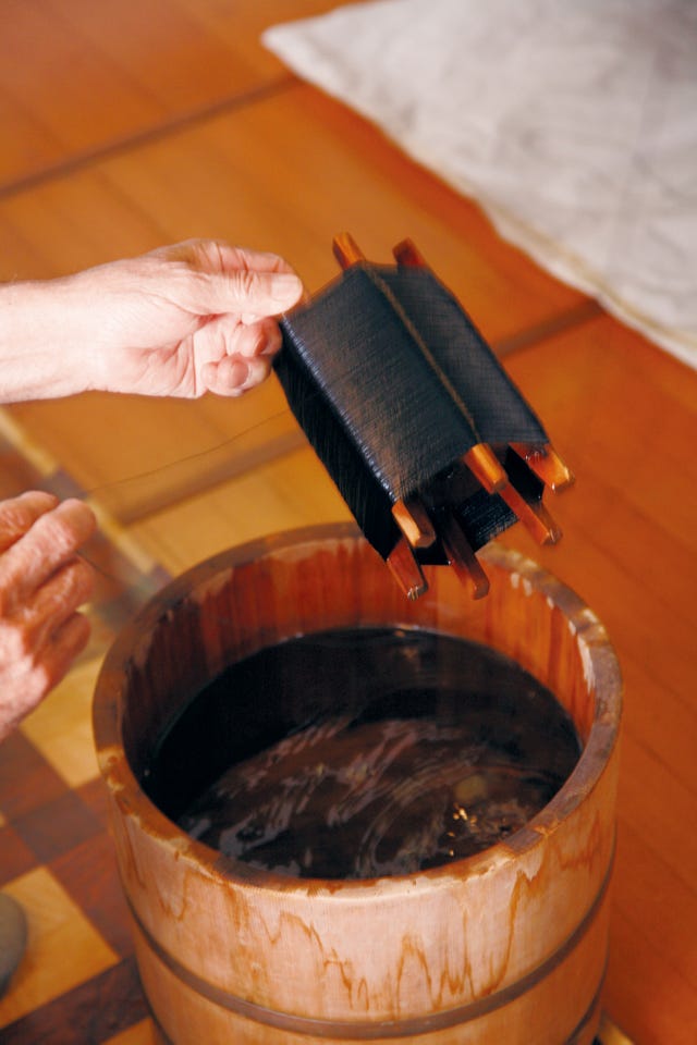 緯糸を枠に巻いて水で湿らす 緯糸を枠に巻いて水で湿らす