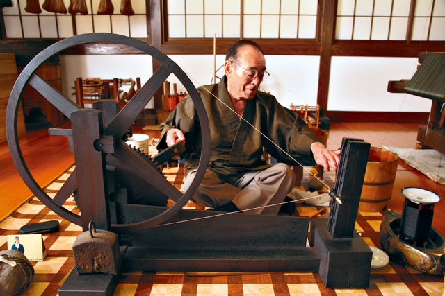 濡らした緯糸を管に巻き取る 濡らした緯糸を管に巻き取る