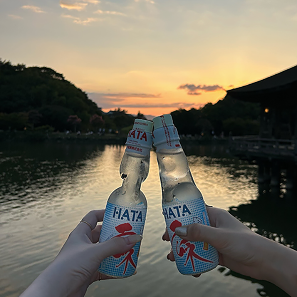 池とラムネの写真