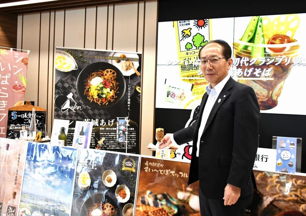 「シン・いばらきメシ総選挙2024」でグランプリを受賞した五霞町グルメ「シン・茨城あげそば」をPRする知久清志町長＝さいたま市大宮区桜木町