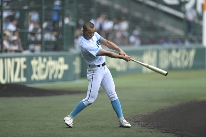 【全国高校野球２回戦　聖光学院―山梨学院】試合前に素振りをする山梨学院の梅村団主将＝甲子園