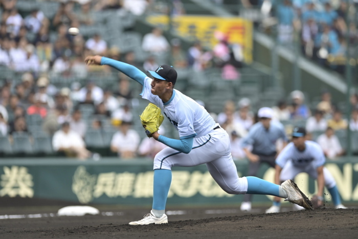 【全国高校野球２回戦　聖光学院―山梨学院】二回表のマウンドに上がる山梨学院の菰田＝甲子園