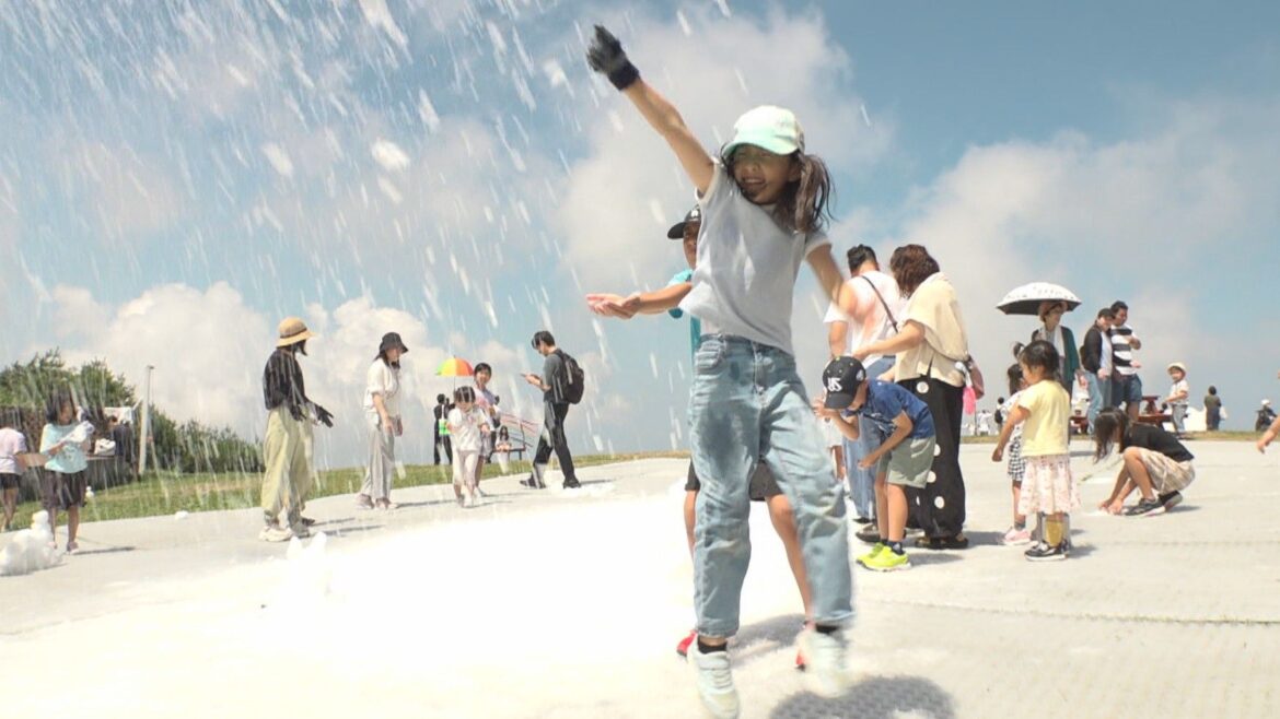 真夏に“雪遊び”楽しむ　雲辺寺山頂公園　親子連れでにぎわう　香川・観音寺市 | KSBニュース | KSB瀬戸内海放送
