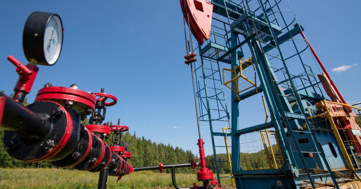 コラム：原油市場の「時限爆弾」、トランプ氏の対ロシア制裁期限前倒し | ロイター