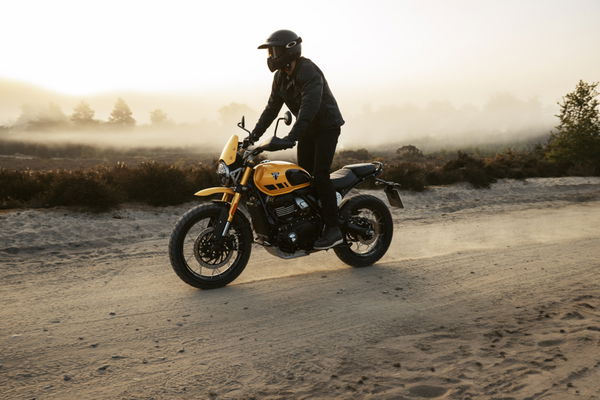 Triumph Scrambler 400 XC-ライディング