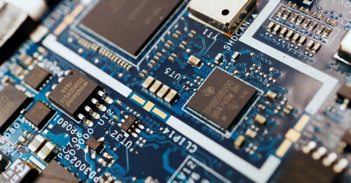 半導体に約100％の関税、トランプ米大統領表明 | ロイター