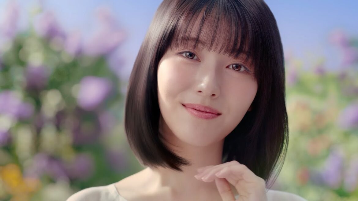 浜辺美波、自身初のヘアケアCM出演！ライラックの花に囲まれ美しいアートフィルムのような出来栄えに！