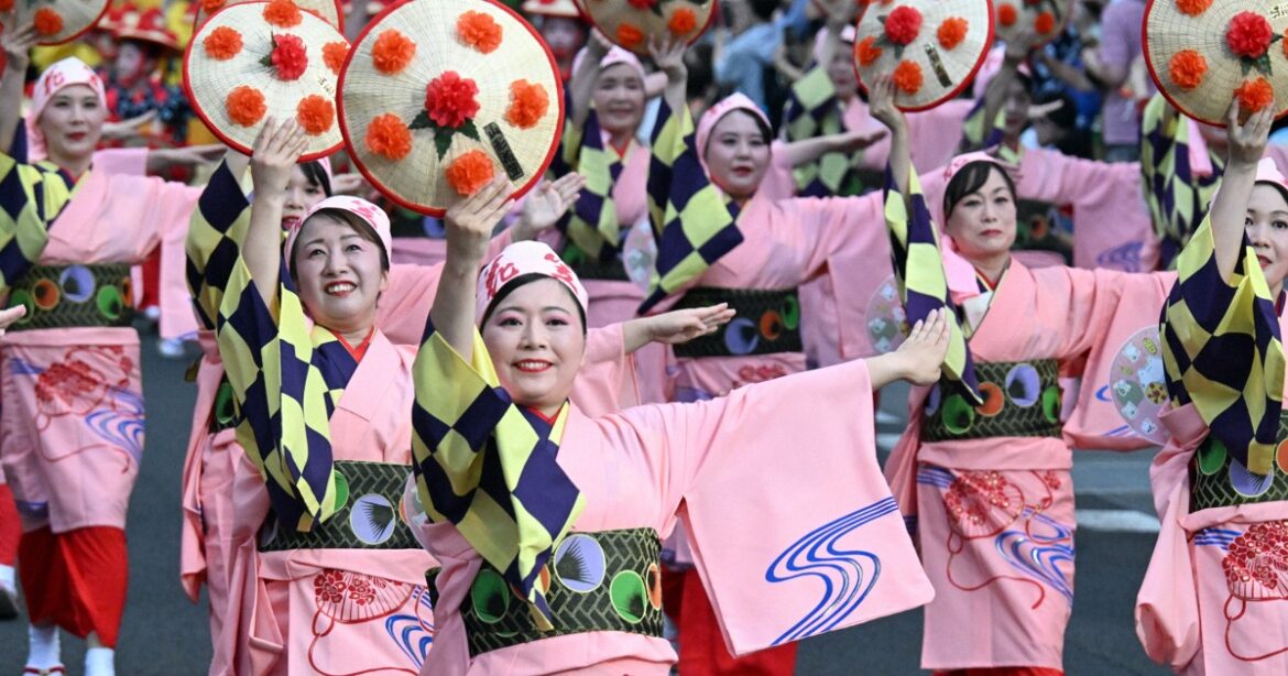 山形花笠まつり始まる 1万400人の踊り手 初の熱中症対策も - 毎日新聞