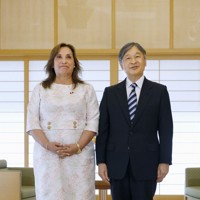 ペルーのボルアルテ大統領との会見に臨まれる天皇陛下=皇居・御所で2025年8月8日午後4時5分(代表撮影)