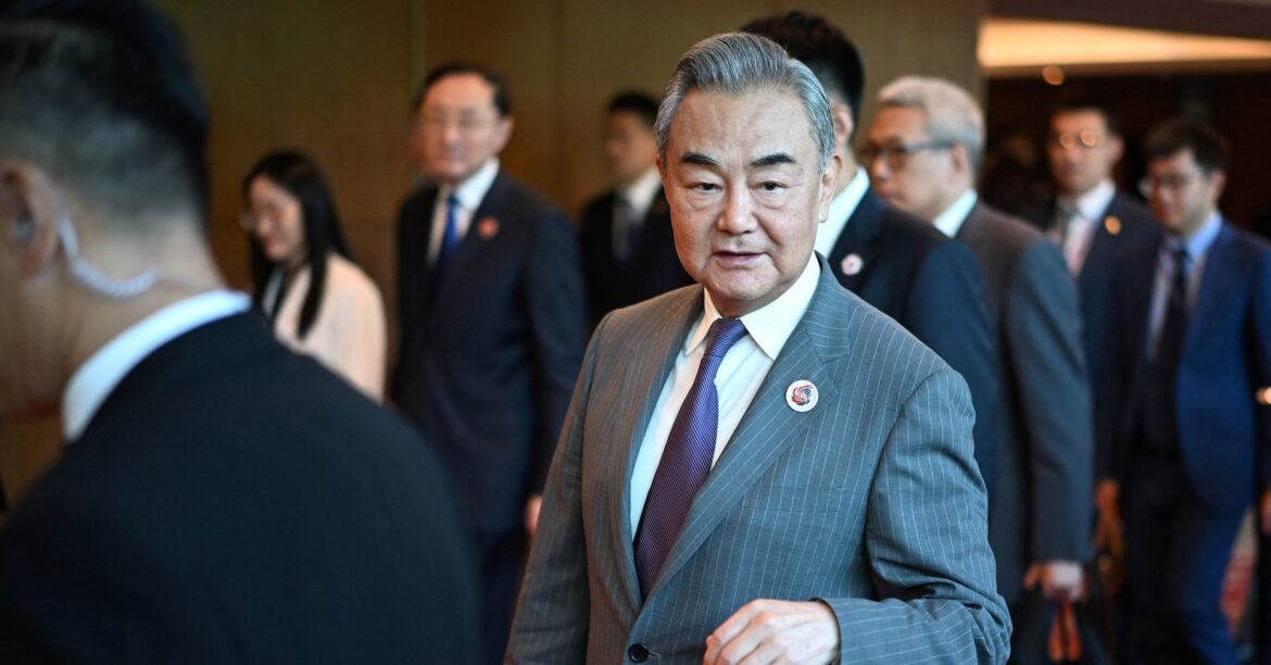 中国外相、タイとカンボジアの和解支援と表明　両国外相と会談 | ロイター